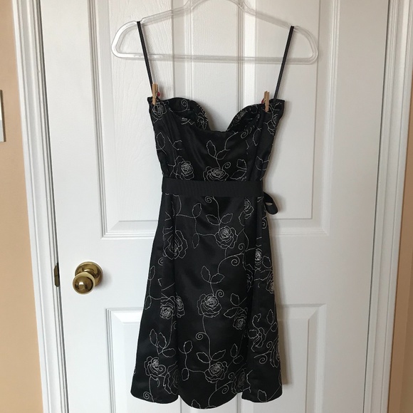 WHITE HOUSE BLACK MARKET Floral Embroidered Dress - Picture 4 of 8